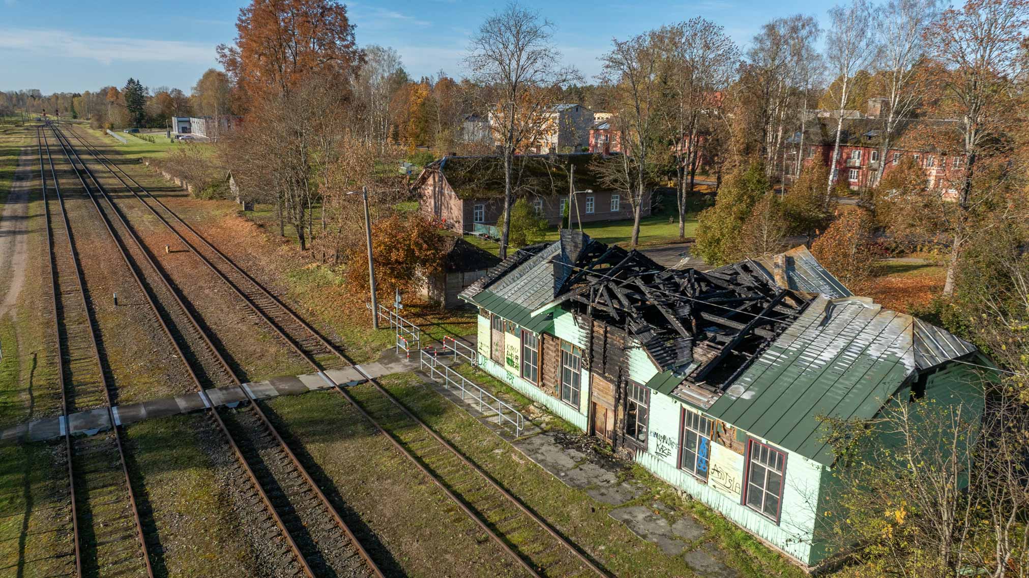 Vaade Antsla ajaloolisele raudteejaamale 21. oktoobril, mil põlengust on möödas veidi üle kolme kuu. Fotod: Aigar Nagel